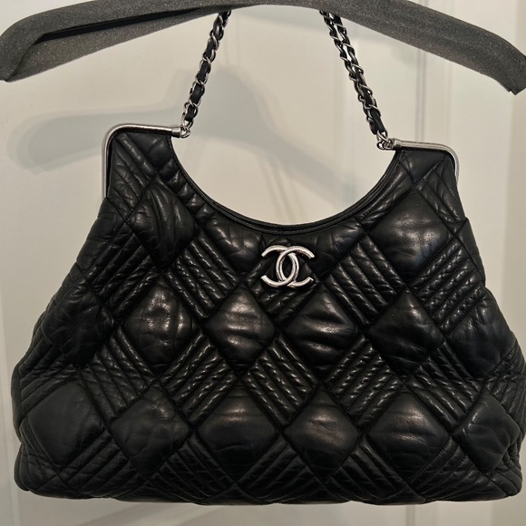 Authentic CHANEL Shoulder Bag with Silver Hardware in Excellent Condition! - Picture 10 of 11